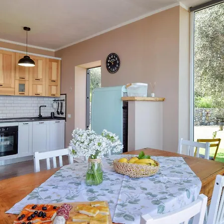 1 Bedroom Stunning In بيت للعطل